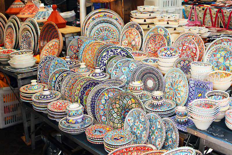 罗马鲜花广场(Campo de Fiori Market)的彩色东方陶器